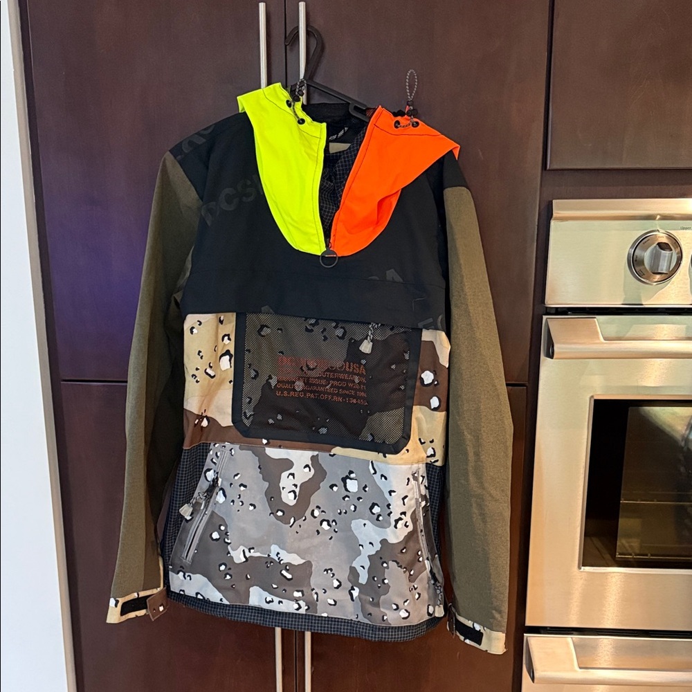 DCShoeCoUSA men’s hooded multi functional snow windbreaker  jacket!